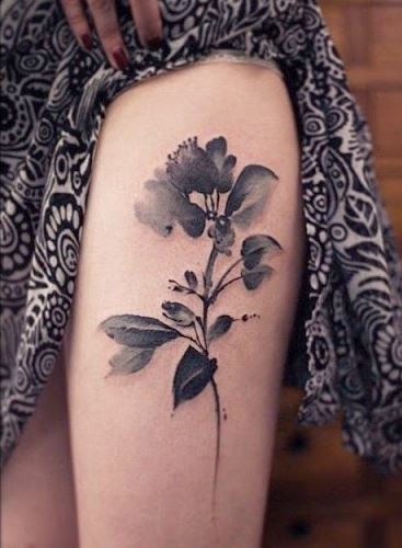黑灰水彩花朵大腿纹身图案
