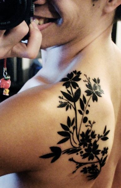 黑色花朵背部纹身图案