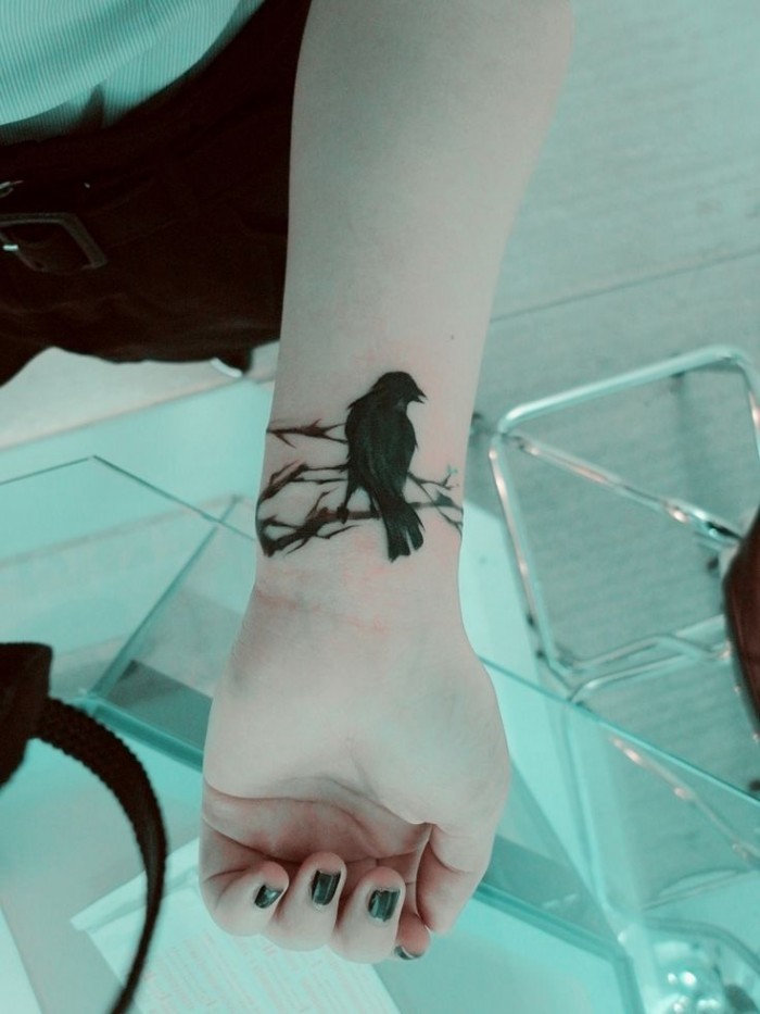 手腕黑色乌鸦坐在枝头纹身图案