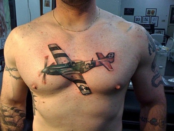 胸部彩色小飞机纹身图案