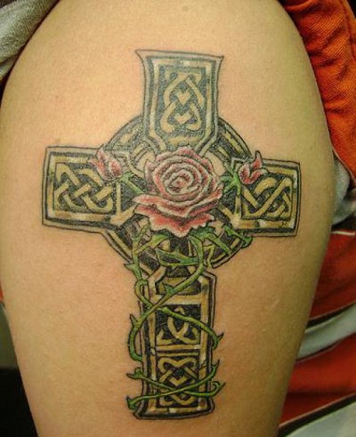 手臂凯尔特十字架与红色玫瑰纹身图案