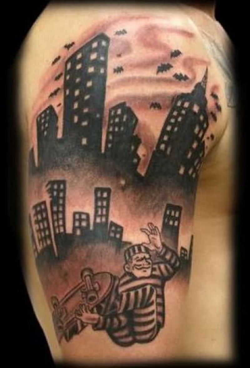 大臂黑色囚犯选手和夜晚的城市纹身图案