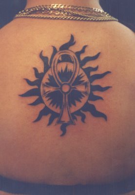 背部黑色太阳十字架纹身图案