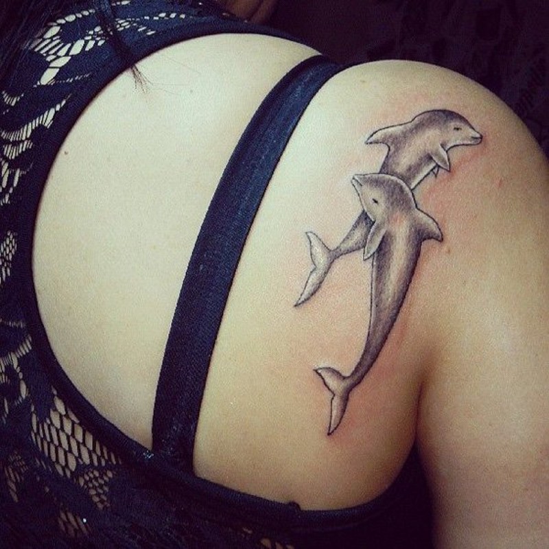 肩部可爱的两只卡通海豚纹身图案