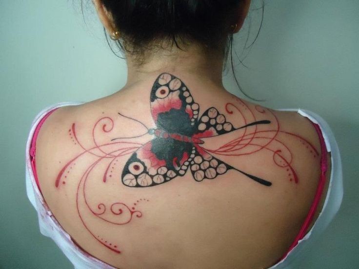 背部一只大蝴蝶纹身图案