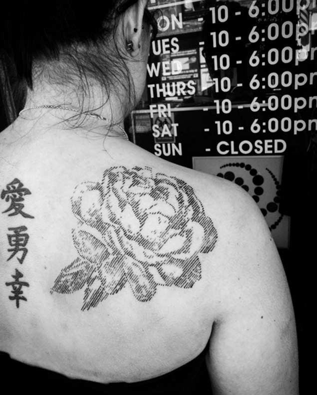 肩部的黑色线条大玫瑰纹身图案