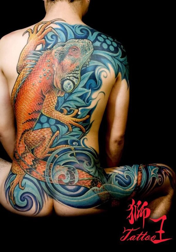 男士满背写实逼真的彩色蜥蜴和波浪纹身图案