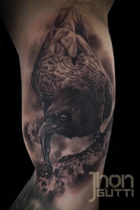 大臂黑灰写实的乌鸦纹身图案
