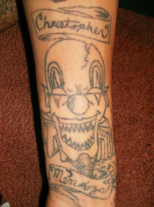 锋利牙齿的小丑与字母黑色纹身图案