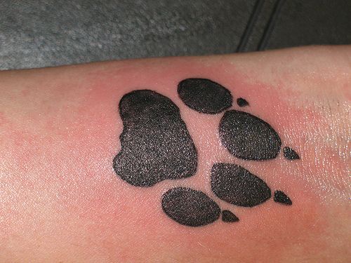 黑色的狼脚印纹身图案