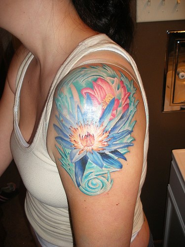 肩部鲜艳的蓝色莲花纹身图案