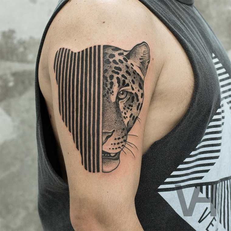 大臂超现实主义风格黑色半豹头纹身图案