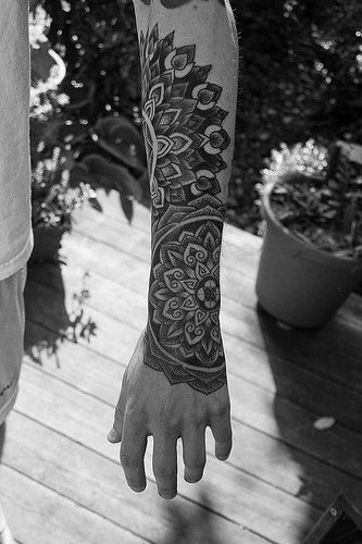 手臂个性的黑色梵花纹身图案