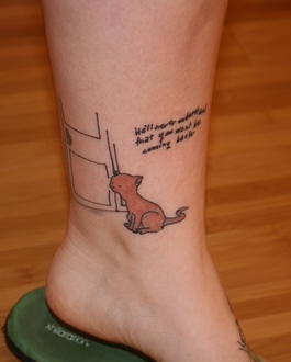 脚踝红猫和字母纹身图案