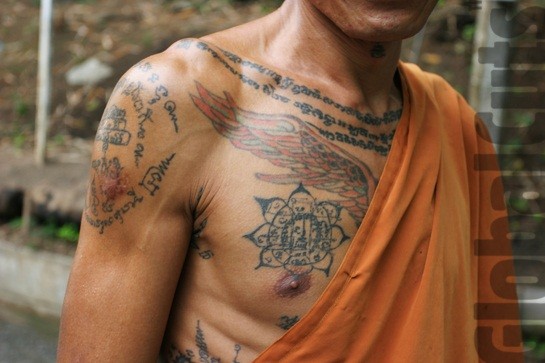 胸部神圣的佛教字符纹身图案