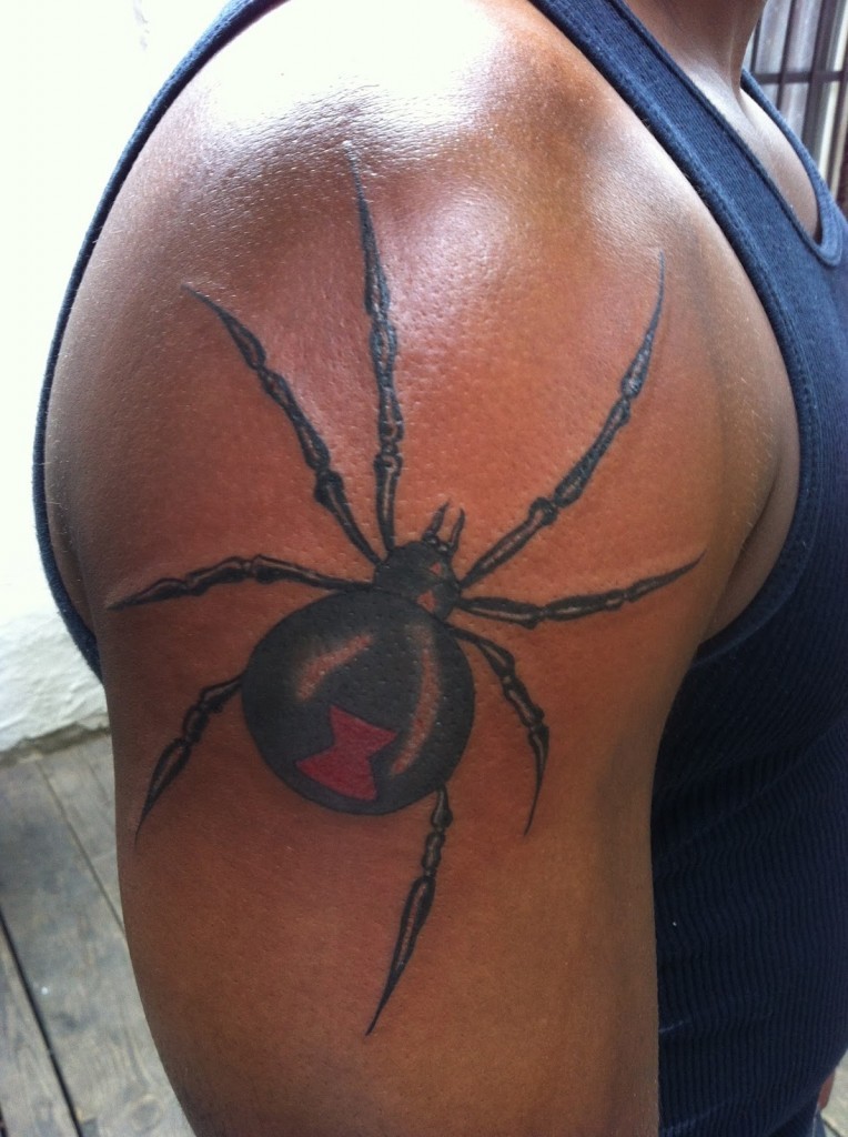 大臂黑色蜘蛛纹身图案