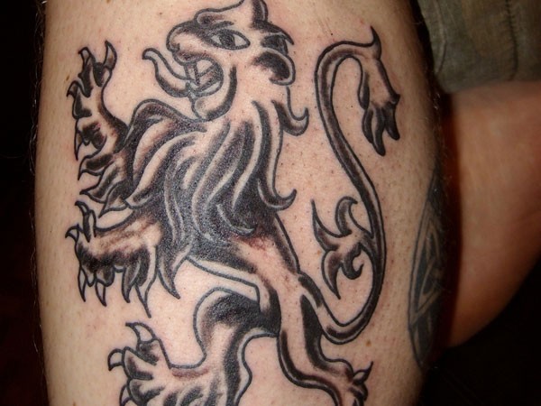 狮子小腿纹身图案