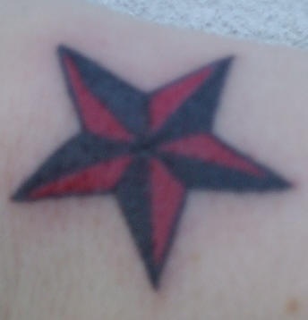 微小的红色和黑色星星纹身图案