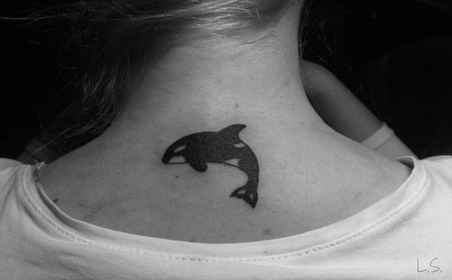 黑色的鲸鱼颈部纹身图案
