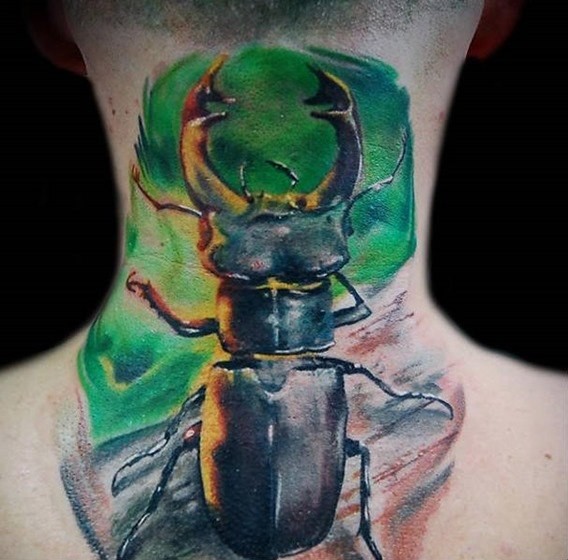 颈部天然彩色昆虫纹身图案