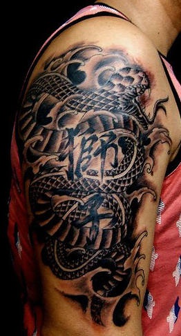 手臂黑色蛇与汉字纹身图案