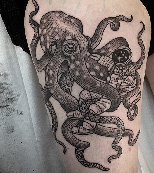 大腿印象深刻的黑灰章鱼与宇航员纹身图案