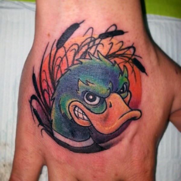 手背愤怒的鸭子卡通彩色纹身图案