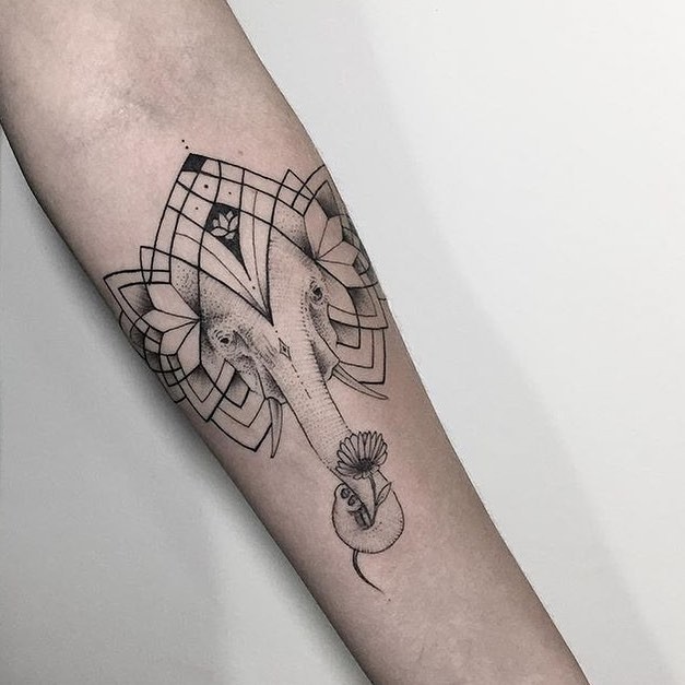 小臂几何风格的黑白大象头纹身图案