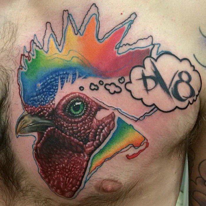 胸部七彩鸡冠的公鸡与字母纹身图案