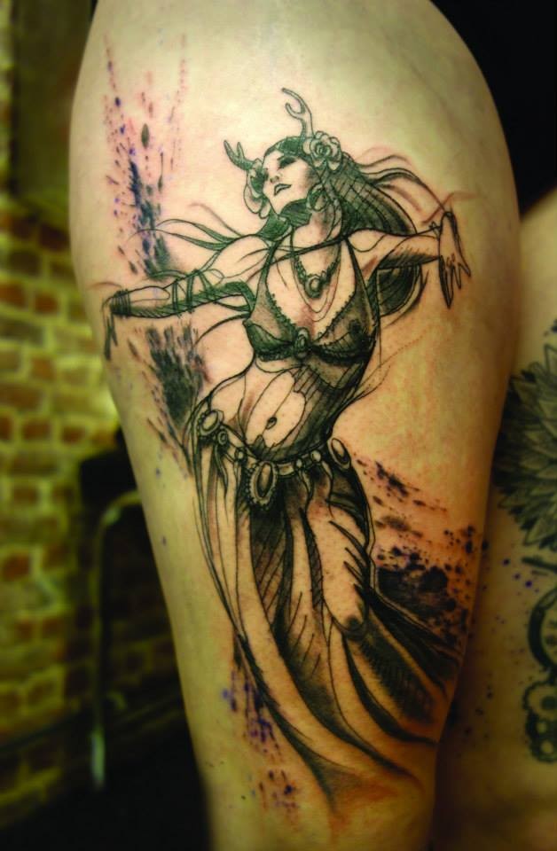大腿黑色诱人部落妇女纹身图案