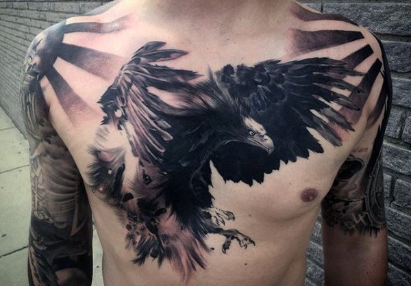 胸部非常逼真的黑灰大鹰纹身图案