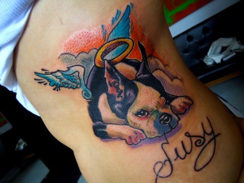 侧肋纪念狗肖像和字母卡通纹身图案