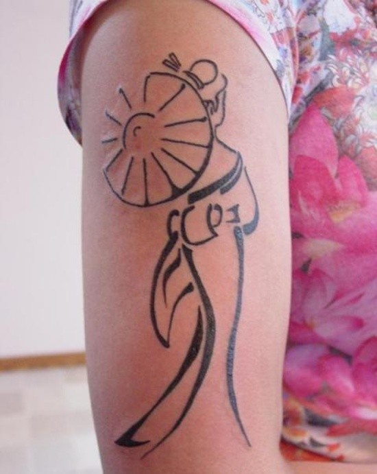 大臂黑色线条艺妓剪影与伞纹身图案