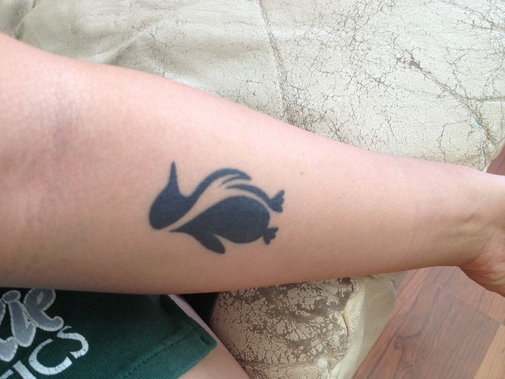 黑色的企鹅剪影手腕纹身图案