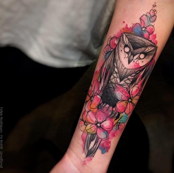 小臂黑色墨水猫头鹰与泼墨花卉纹身图案