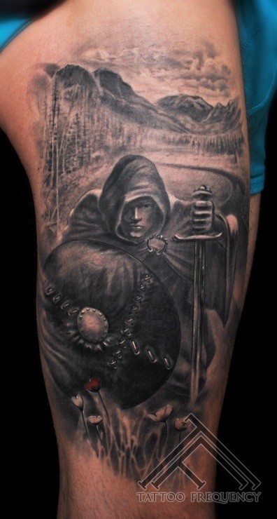 大腿黑灰斗篷男子剑和盾纹身图案