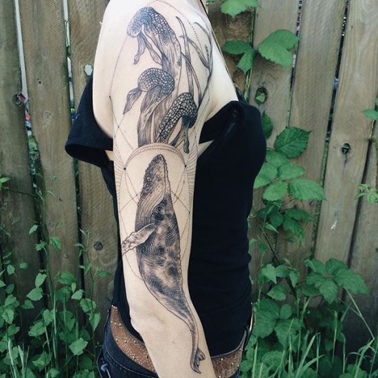 女性手臂雕刻风格黑色鲸鱼与蘑菇纹身图案