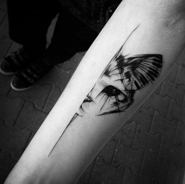 小臂惊人的黑色素描风格滑稽猫纹身图案