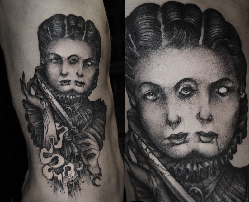 侧肋雕刻风格黑白神秘女人与血腥匕首纹身图案