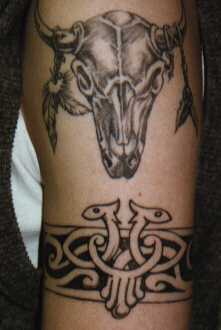 公牛骷髅和部落手环纹身图案