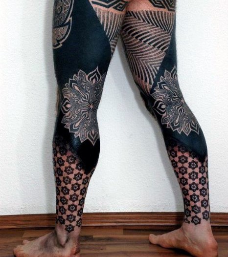 腿部个性独特的黑色部落花卉装饰纹身图案