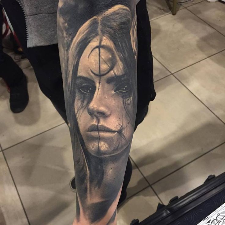 手臂黑色的女人恶魔肖像与符号纹身图案