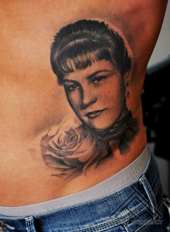 腰部黑白妇女肖像和玫瑰纹身图案