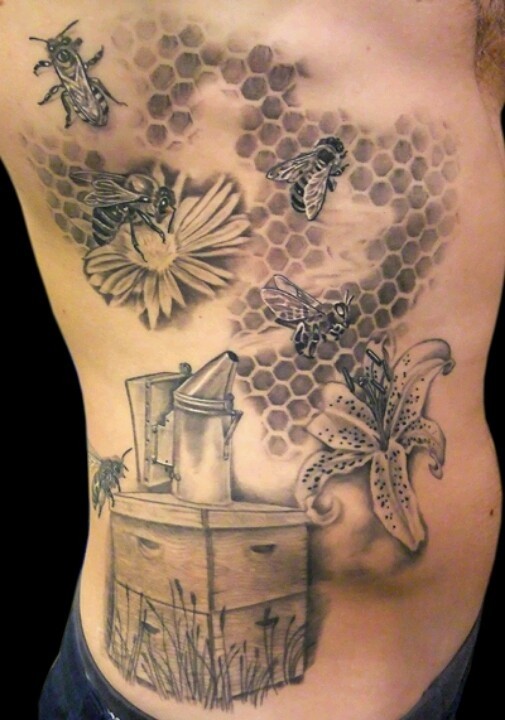 侧肋黑灰蜂箱和蜜蜂花朵纹身图案