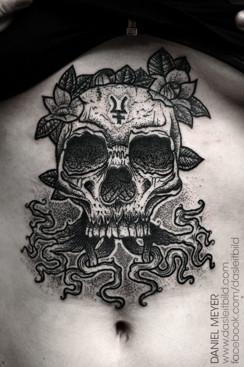 old school黑色点刺骷髅与符号花朵腹部纹身图案