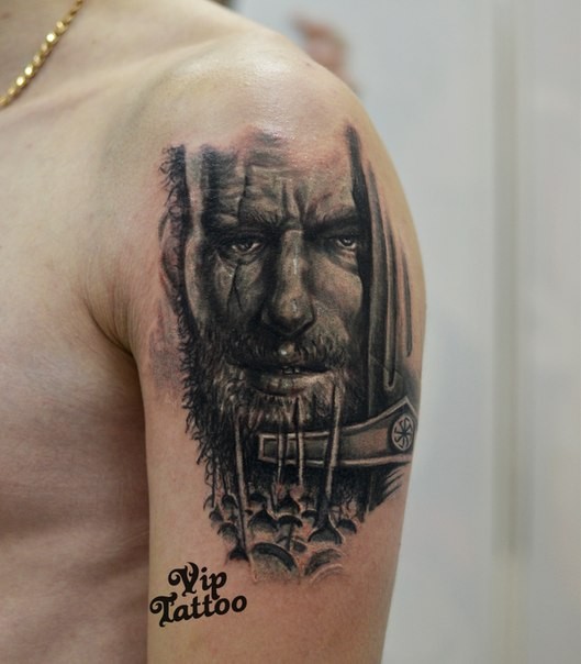 大臂黑灰老战士与剑纹身图案
