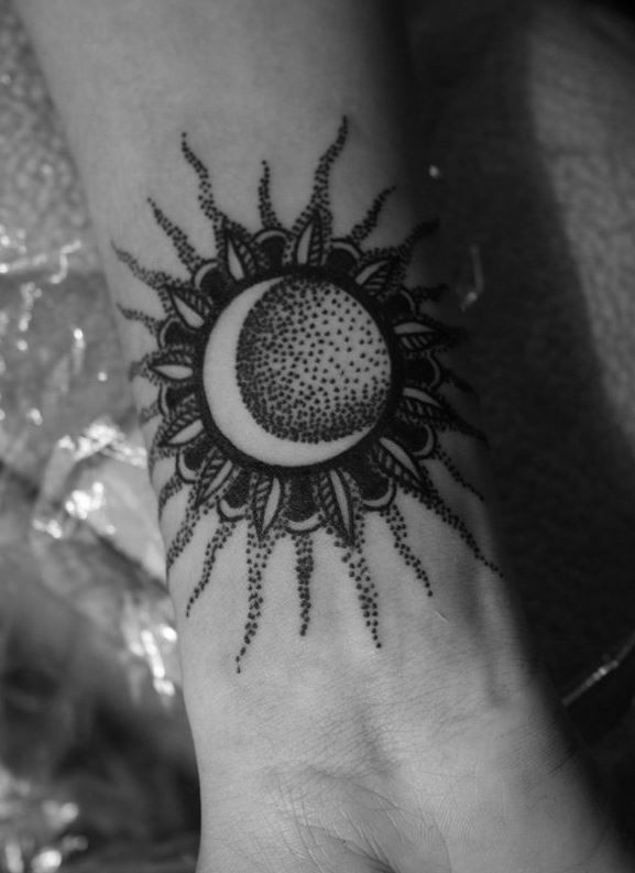黑色点刺太阳与月亮手腕纹身图案