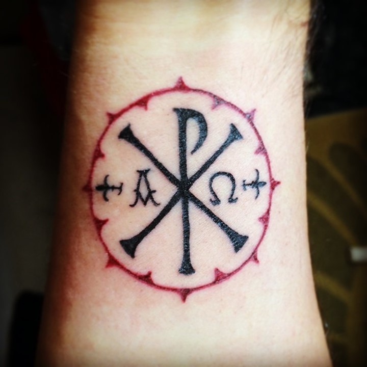 手腕黑色与红色基督教符号纹身图案