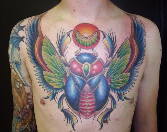 胸部圣甲虫和幼虫彩色纹身图案