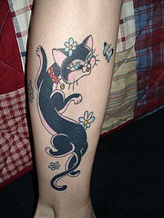 小腿黑色的猫和蝴蝶纹身图案